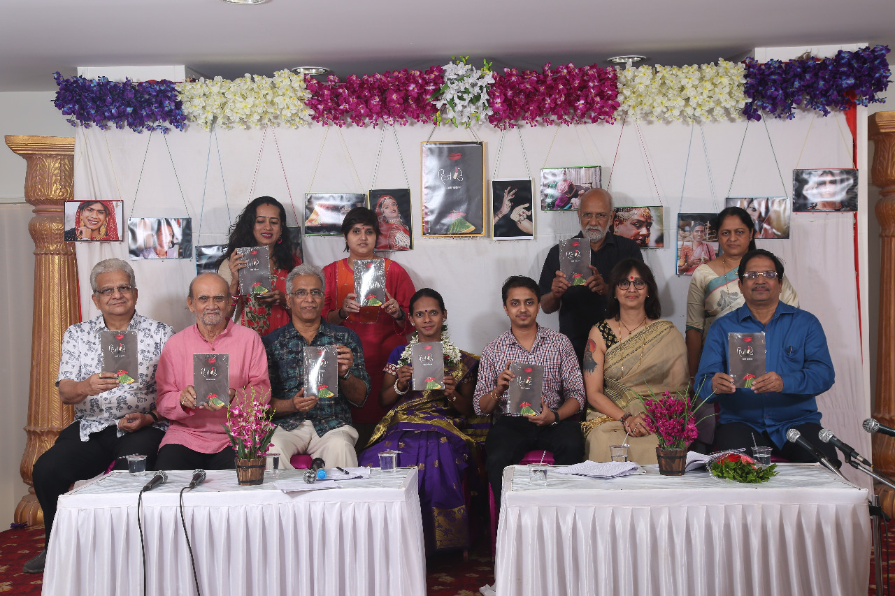 PUBLICATION OF A NOVEL TITLED "HIZDE" BY AUTHOR Smt.  SWATI CHANDORKAR PUBLISHED BY MEHTA  PUBLISHING HOUSE RELEASED AT A GRAND BOOK LAUNCH EVENT AMIDST TRANSGENDERS - Photo By Sachin Murdeshwar GPN /  07.12.17