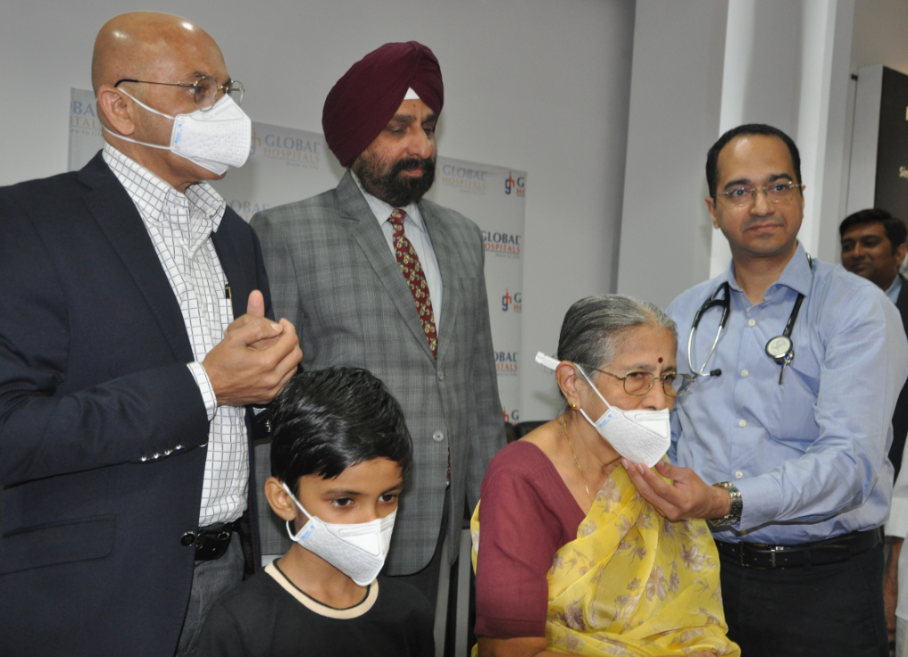 With the rising pollution level in Mumbai,there is an increase in number of patients coming to city hospitals with respiratory problems. To assist the needy patients, Blueair a Sweden based air purifier company today distributed more than 1000 F-95, Free anti-pollution masks at Global Hospitals in Mumbai. (From L to R) Present were Mr Girish Bapat, Blueair Director West and South Asia Region,Mr. Manpreet Singh Sohal, Regional CEO, Global Hospitals and Dr Samir Garde, Renowned Pulmonoligist. / By GPN