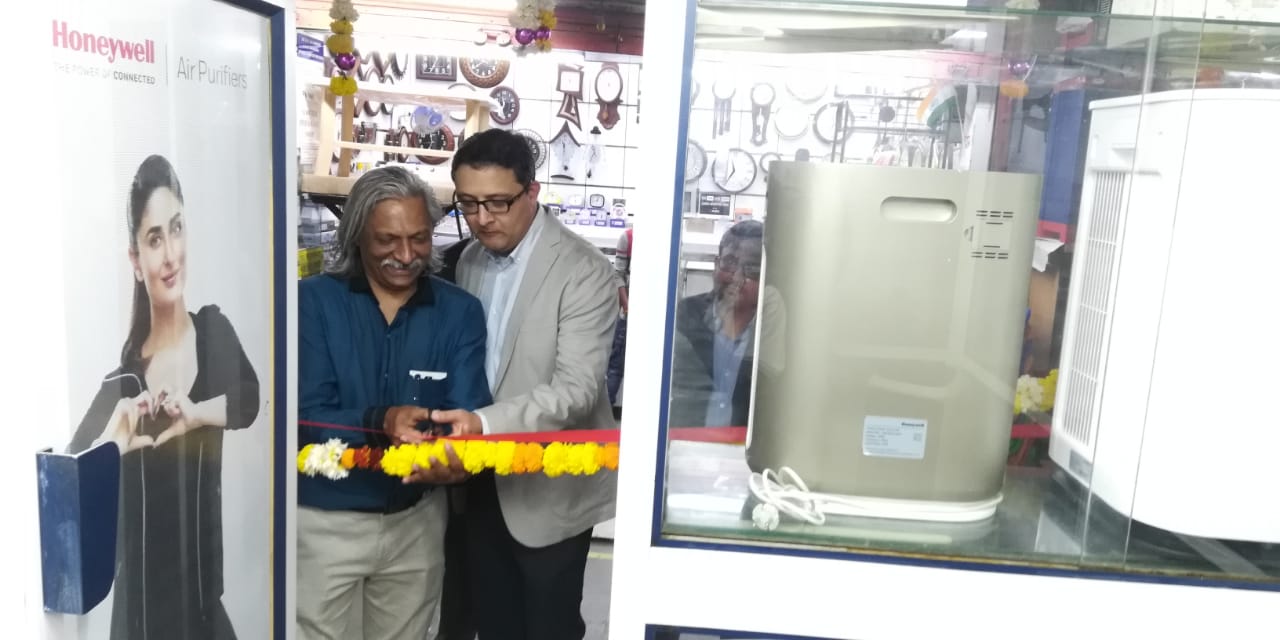 (L-R) Mr. Dinesh Agrawal -shop owner and Mr. Anupam Mathur, Sales Director, New Business – Connected Living Solutions, Honeywell Building Technologies, India - Photo By Sachin Murdeshwar 