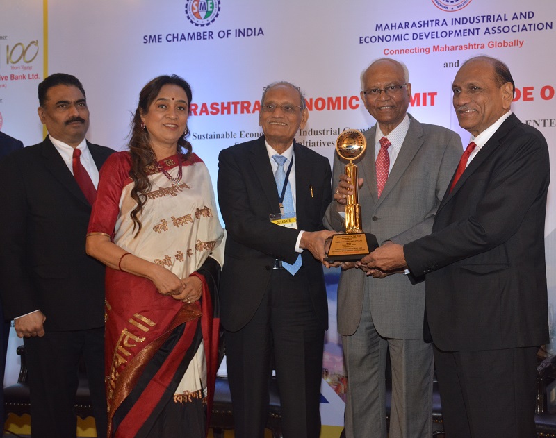 Dr. Raghunath Mashelkar presenting PRIDE OF MAHARASHTRA AWARD 2018 for “BEST COMPANY OF THE YEAR to HiMedia.