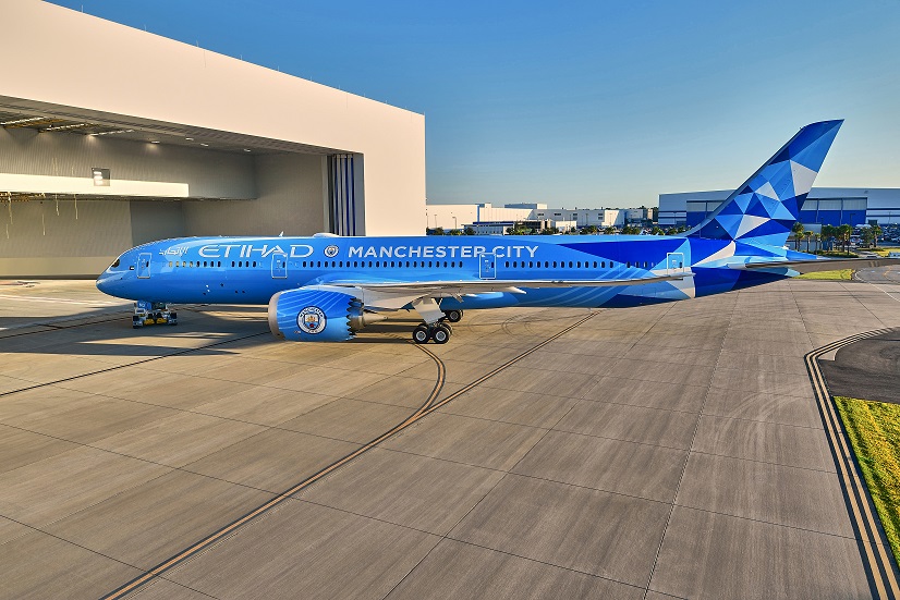ETIHAD AIRWAYS UNVEILS MANCHESTER CITY FC LIVERY ON NEW DREAMLINER- THE NEW LIVERY WAS PAINTED BY BOEING AT THEIR CHARLESTON, NORTH CAROLINA FACTORY -Photo By Sachin Murdeshwar GPN
