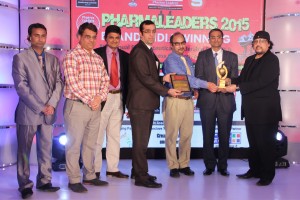 Mr. Gautam Khanna, CEO, P.D. Hinduja Hospital & MRC receiving the award at Pharma Leaders Power Brand Awards 2015