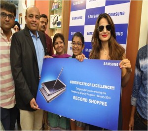 Bollywood actress Ameesha Patel presents the Certificate of Excellence to Samsung dealers at a promotional event in Mumbai.