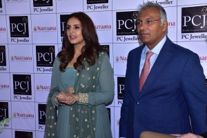 Huma Qureshi unveils seven Nazraana collections at PC Jeweller store , Ahmedabad (12)