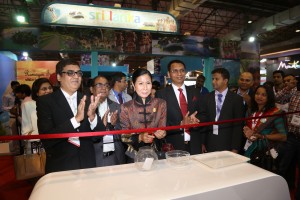 India's biggest outbound travel mart -OTM Mumbai 2016 inaugurates today in Mumbai seen in the picture are: Mrs.Kobkarn Wattanavrangkul,-Thailand Minister of Tourism;  Satish Soni -Joint Managing Director of MTDC ,Sanjeev Agarwal-Chairman Fairfest,the host of the event. OTM witnessed more than 30 countries participating.