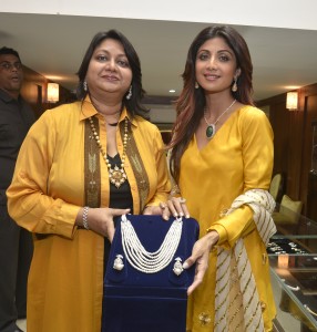 Shilpa Shetty with Varda Goenka during the store launch of Diagold in Mumbai (2)
