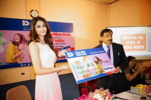 (L to R):  Mr. Ashwani Kumar (CMD) of Dena Bank, gifts Miss India World 2015 Ms. Aditi Arya with Dena Stree Shakti
