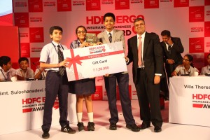 Mr.Ritesh Kumar MD and CEO with-G.D.-Somani-Memorial-School-the-winners-of-the-HDFC-ERGO-Insurance-Awareness-Award-Quiz.