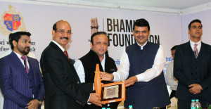 Dr. Ramakanta Panda get felicitated by CM Devendra Fadnavis at the lauch of Jaanbachao.in campaign(Photo by GPN) 
