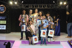 Divya Khosla Kumar Poses with the winners-Photo by GPN Network
