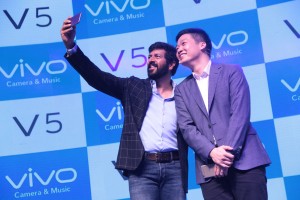 Mr. Kabir Khan Bollywood Director & Mr. Kent Cheng- CEO- Vivo India at the launch in a selfie mood-Photo by GPN Network