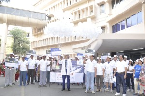 Hinduja Hospital & MRC's Consultant Endocrinologist Dr. NF Shah and Deputy Director - Marketing, Mr. Rajiv Himmat releasing balloons to flag off World Diabetes Day 2016 Walkathon-Photo by GPN Network
