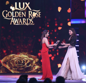 Anushka Sharma won Woman of Essence of the Year Award at the Lux Golden Rose Awards-Photo by GPN Network
