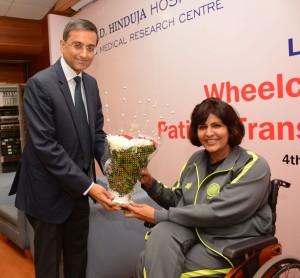 Mr. Gautam Khanna, CEO, P. D. Hinduja Hospital felicitating Mrs. Deepa Malik at the inauguration of Hinduja Hospital's first wheelchair friendly vehicle-Photo by Sachin Murdeshwar GPN NETWORK. 