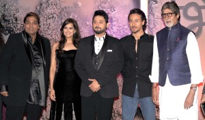 Mumbai (GPN) : Ganesh Acharya, Rucha Inamdar, Swapnil Joshi, Tiger Shroff, Amitabh Bachchan at mahurat of Marathi film Bhikari - Photo by Sachin Murdeshwar GPN NETWORK. 
