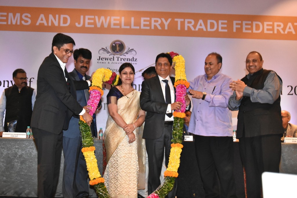 L to R - Mr. Haresh Soni (Past Chairman, GJF), Mr. Sreedhar GV (Immediate Past Chairman), Mrs. & Mr. Nitin Khandelwal (Chairman, GJF), Mr. Ashok Minawala (Director, GJF) and Mr. Vinod Hayagriv (Director, GJF) at the induction ceremony of new Chairman and Committee of Administration of the All India Gems & Jewellery Trade Federation held on 4 February 2017 at Sahara Star, Mumbai-Photo By Sachin Murdeshwar GPN NETWORK