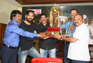 Dhanraj Pillay, Sunil Shetty, Sachin Potnis, Lalchand Rajput, Anil Parab unveiling the Supremo Chashak Cricket Tournament's Trophy 2017 - Photo By Sachin Murdeshwar GPN NETWORK. 