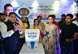 Vishal Gupta and Karisham Kapoor launching the New Alkaline RO and UV Filter- BLUE MOUNT ADVANCE+ in Mumbai on Monday – Photo By Sachin Murdeshwar GPN NETWORK. 