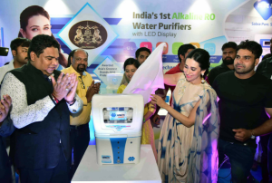 Vishal Gupta and Karisham Kapoor launching the New Alkaline RO and UV Filter- BLUE MOUNT ADVANCE+ in Mumbai on Monday – Photo By Sachin Murdeshwar GPN NETWORK. 