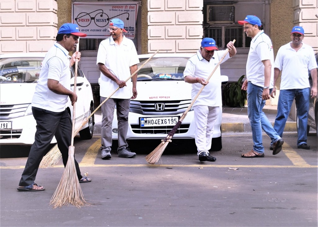 Seen in Pic. Shri Ramesh S. Singh, Executive Director, Dena Bank with other staff members at the Cleanliness Drive conducted by the bank on the occasion of Gandhi Jayanti - Photo By Sachin Murdeshwar GPN NETWORK