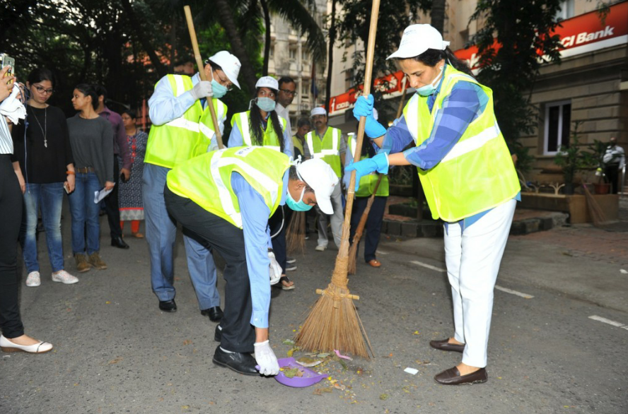 Chanda Kochhar and other employees of ICICI Bank participated in the Swachhata Hi Seva campaign by cleaning the surrounding          areas of the Backbay Reclamation branch - Photo By Sachin Murdeshwar GPN NETWORK