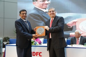 (L-R): Mr. Vikram Limaye, MD and CEO, NSE receiving the memento from Mr. Amitabh Chaudhry, Managing Director & CEO, HDFC Standard Life Insurance Company Limited at the listing ceremony of HDFC Standard Life Insurance Company Limited held today in Mumbai at the NSE. - Photo By Sachin Murdeshwar GPN NEWS 