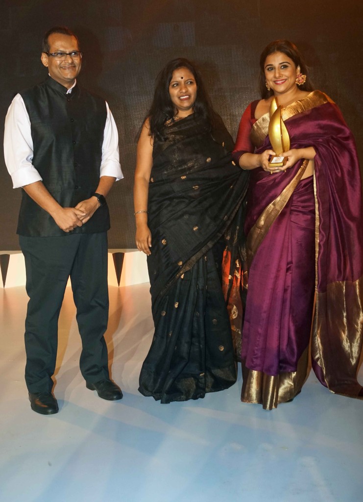 Indranil Roy, N Mahalakshmi (Editor, Outlook Business) with Vidya Balan at the 'Outlook Business Women of Worth Awards 2017' at Four Seasons, Worli - Photo By Sachin Murdeshwar GPN NETWORK