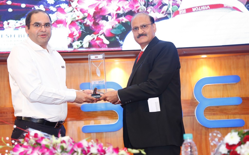 (L-R): Mr. Rakesh Biyani, Chairman, Future Supply Chain Solutions Limited and Mr. Neeraj Kulshrestha, Chief Business Operations, BSE Ltd. while exchanging the memento at the listing ceremony of Future Supply Chain Solution Limited held today in Mumbai at BSE.- Photo By Sachin Murdeshwar GPN (Global Prime News) 