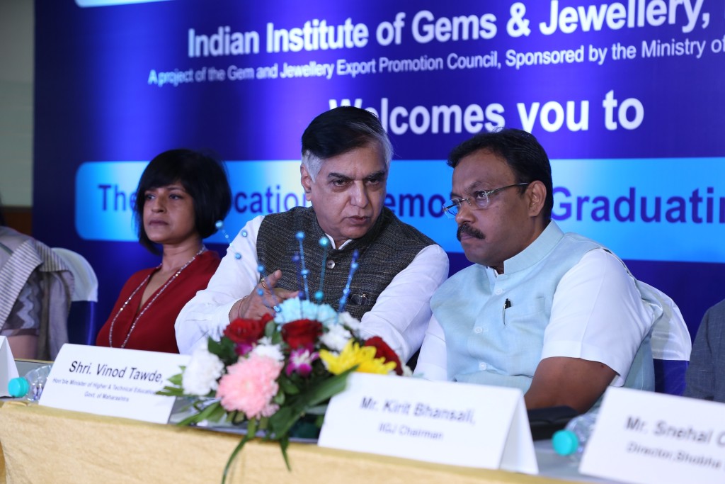Mr. Praveenshankar Pandya (Chairman, GJEPC) and Shri. Vinod Tawde (Hon’ble Minister of Higher & Technical Education Department, Government of India) at the 11th Convocation Ceremony of Indian Institute of Gems & Jewellery on 9th December 2017.