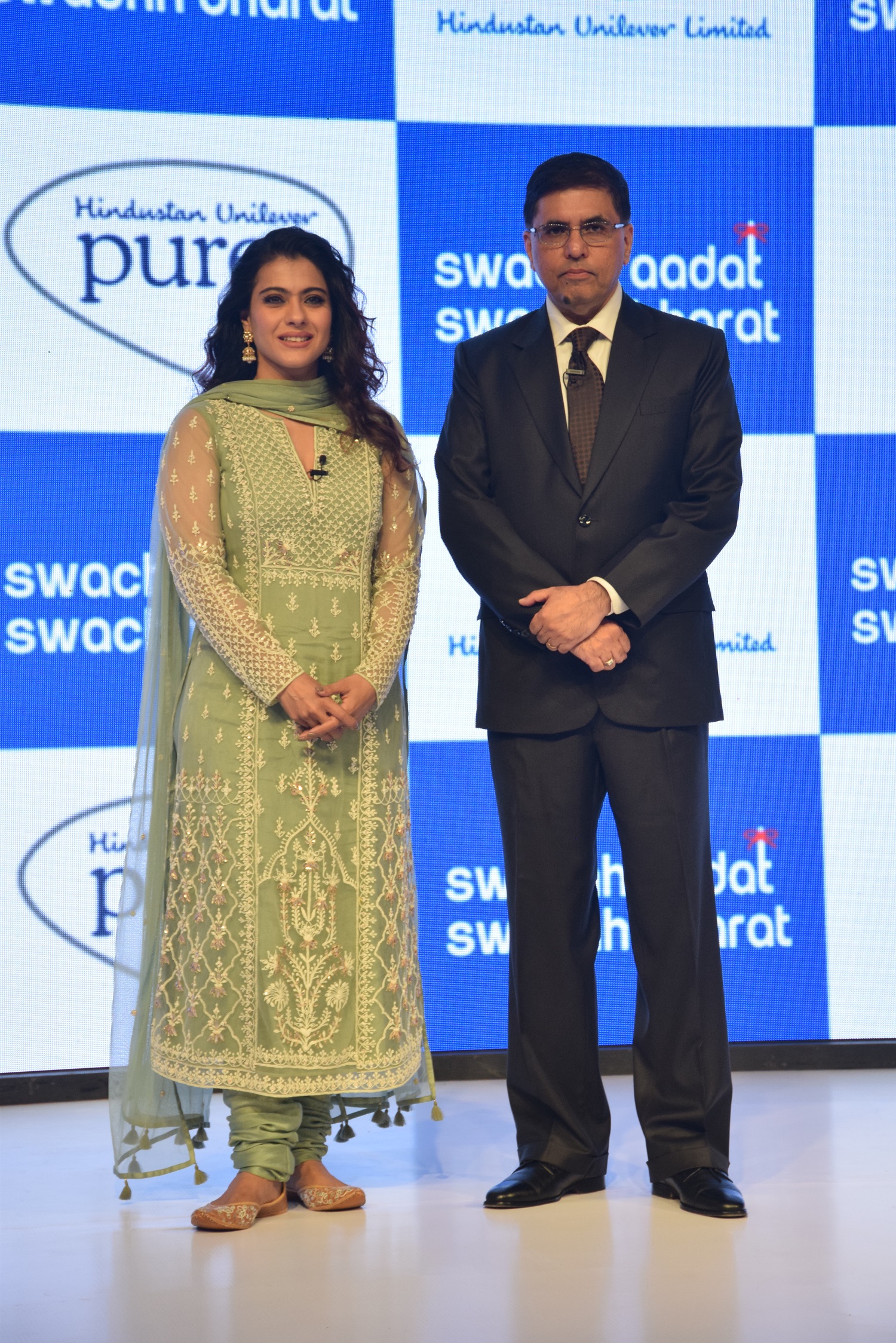 Swachh Aadat Swachh Bharat Advocacy Amabassador Kajol along with Sanjiv Mehta, CEO and Managing Director, Hindustan Unilever Limited / GPN