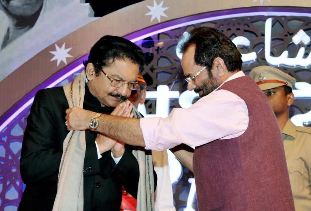 Union Minister for Minority Affairs shri Mukhtar abbas Naqvi and The Governor of Maharashtra shri C. Vidyasagar Rao relish “MUSHAIRA” in Mumbai on October 26, 2018. 