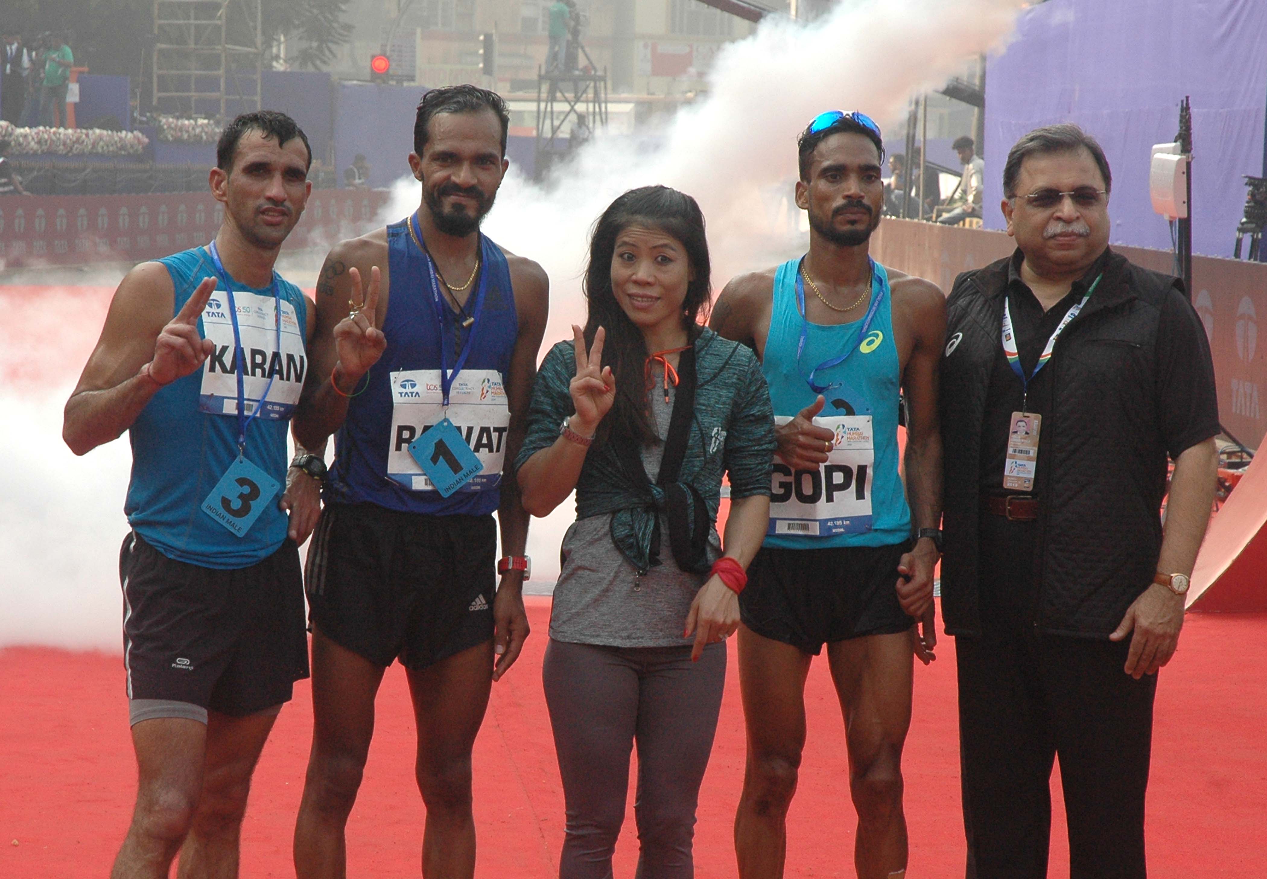 Mary kom Brand Ambassador posing sign of victory & triumph at the Tata Mumbai Marathon 2019 - Photo By Sachin Murdeshwar GPN NEWS NETWORK