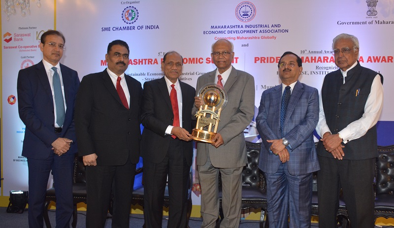 Dr. GM Warke honoured with the Award by Dr. Raghunath Mashelkar