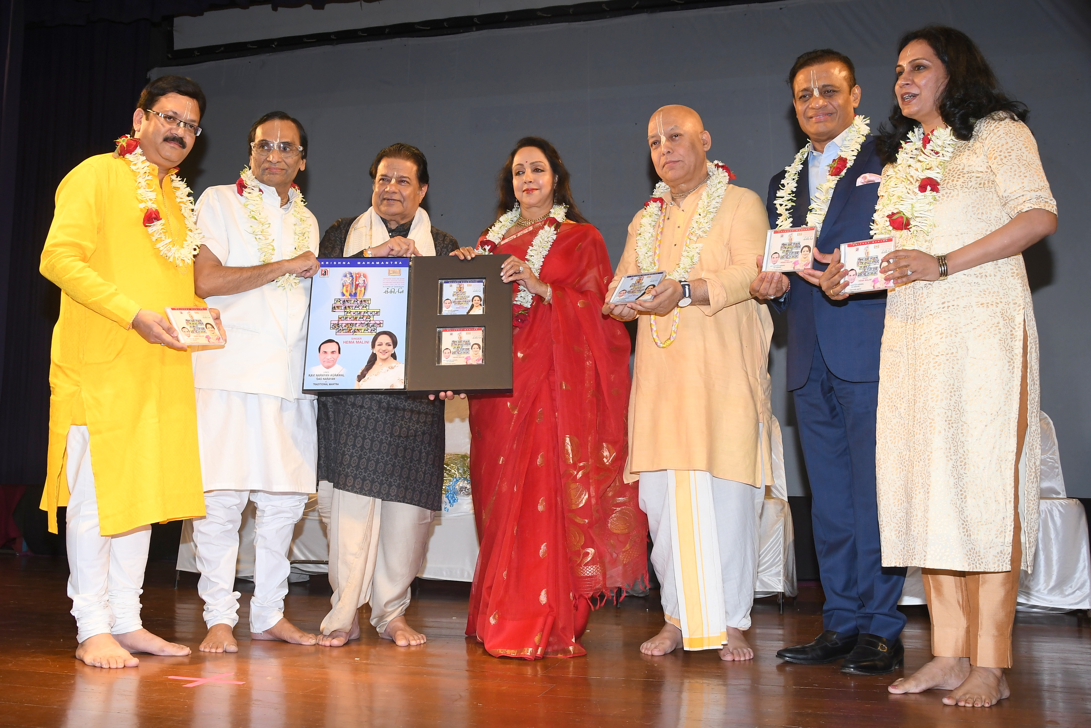 Kalanidhi Vivek Prakash, Narayan Agarwal, Anup Jalota, Hema Malini, Surdasji, Madhusudan Agarwal, Gauri Yadwadkar during the album launch - Photo By Sachin Murdeshwar GPN 