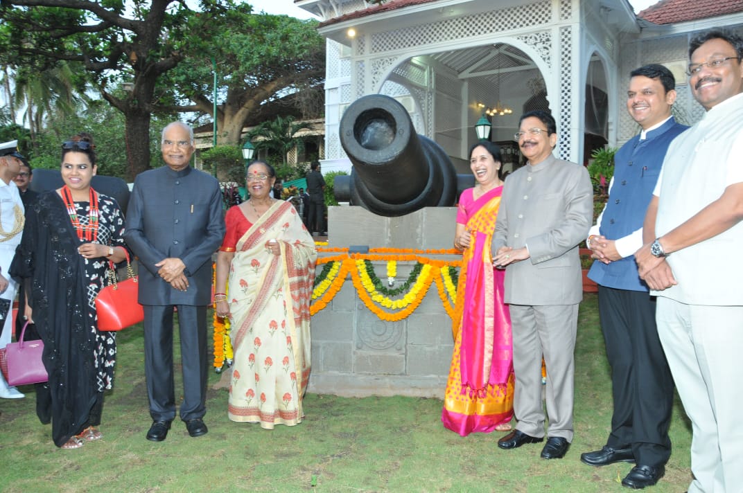 Hon’ble President of India Shri Ram Nath Kovind during inauguration of the twin cannons, each weighing 22 tonnes, belonging to the pre-#WW1 era which have been installed in front of the Jal Vihar (Banquet Hall) in Raj Bhavan.