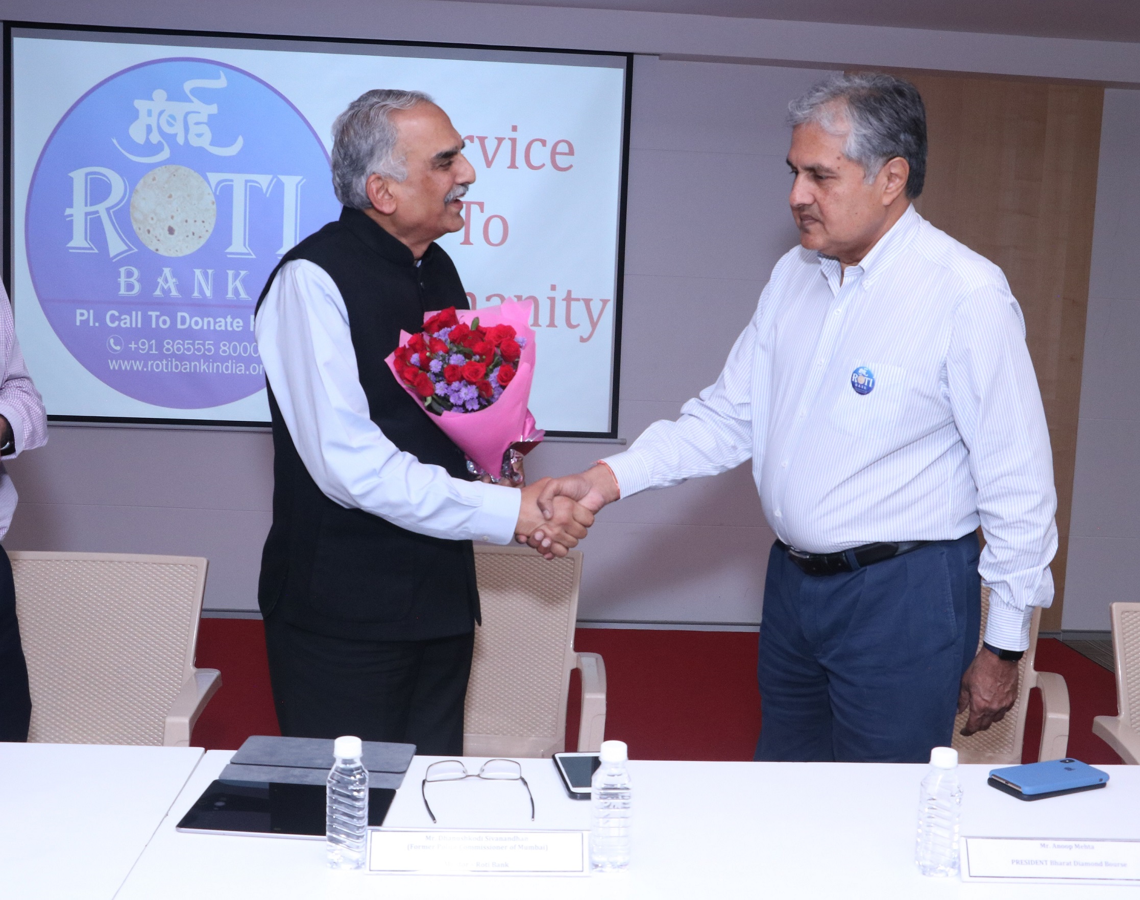 Mr Anoop Mehra, President, Bharat Diamond Bourse felicitates Shri D Sivanandhan, Mentor, Roti Bank and Former Commissioner of Police, Mumbai at an event organised today in Mumbai. Gems and Jewellery National Relief Foundation (GJNRF) along with Bharat Diamond Bourse (BDB) today donated 2 vans to Roti Bank. - Photo By GPN