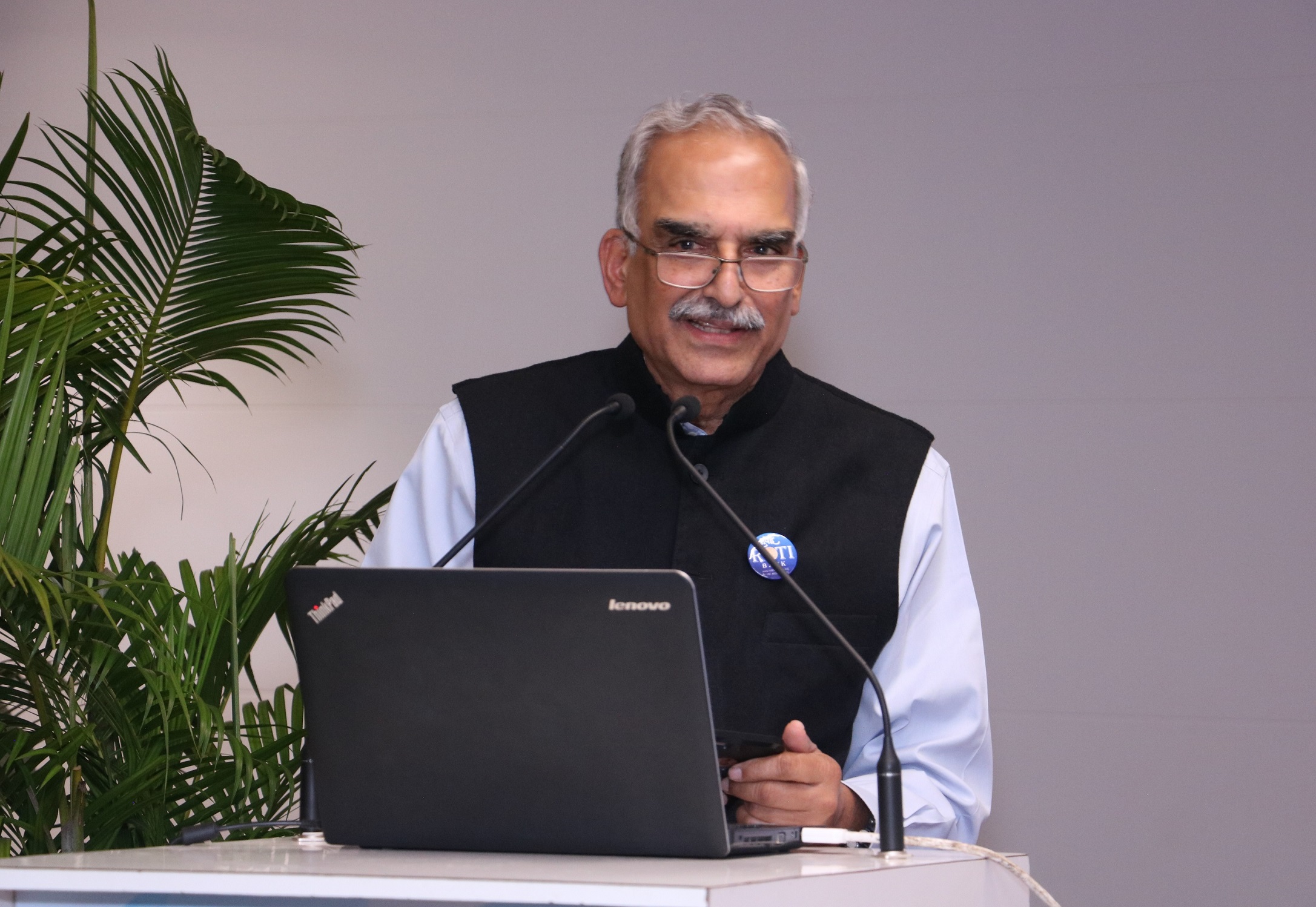 Shri. D Sivanadhan, Mentor, Roti Bank and former Commissioner of Police, Mumbai addressing the gathering organised at the Bharat Diamond Bourse at BKC in Mumbai. Gems and Jewellery National Relief Foundation (GJNRF) along with Bharat Diamond Bourse (BDB) today felicitated Shri D Sivanandhan and also donated 2 vans to the Roti Bank - Photo By GPN