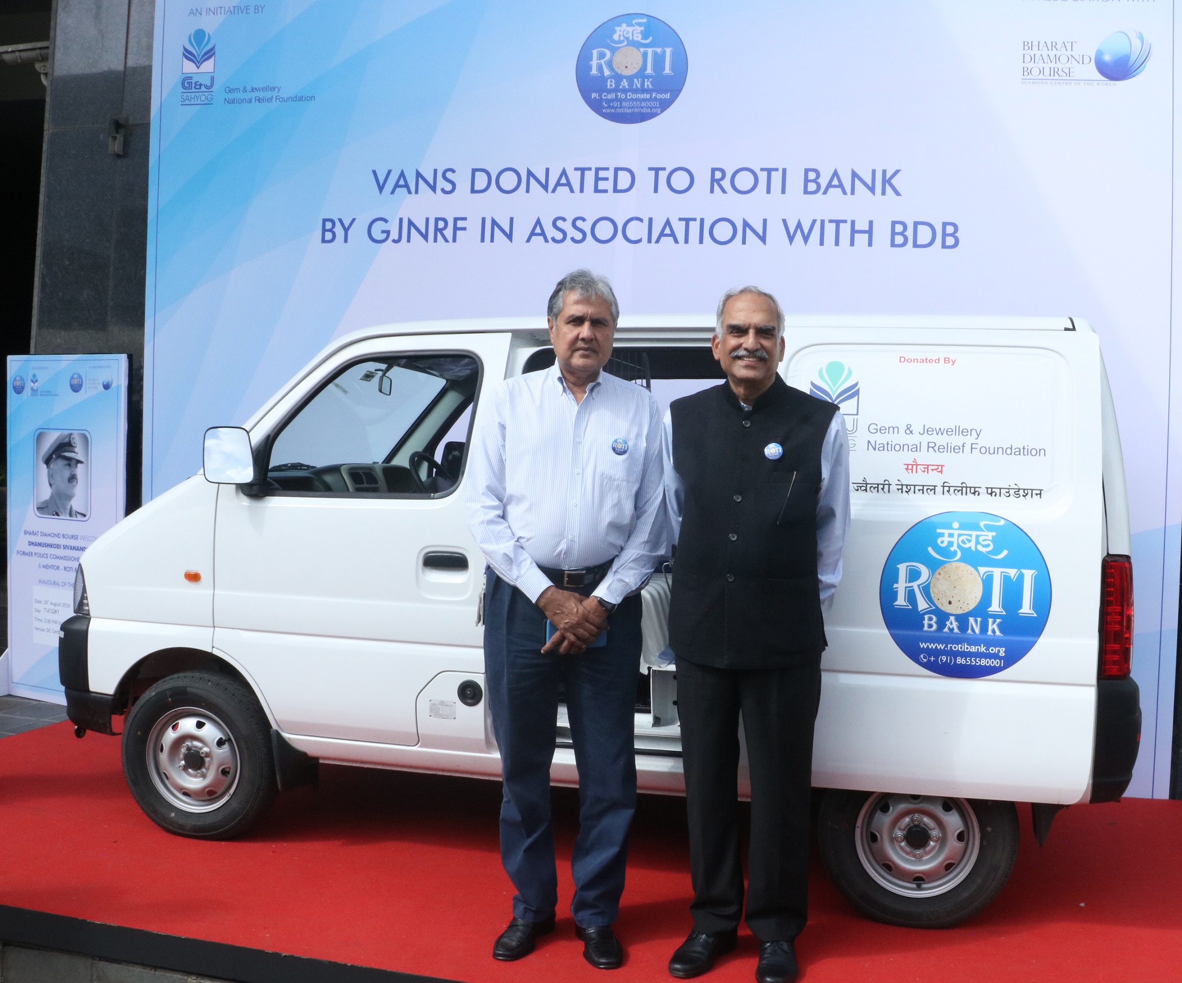 Shri D Sivanandhan receiving 2 vans donated to his Non-profit organisation Roti Bank at a function held today at Bharat Diamond Bourse at BKC in Mumbai.  The Gems and Jewellery National Relief Foundation along with Bharat Diamond Bourse donated these 2 vans to the NGO Roti Bank.-Photo By GPN