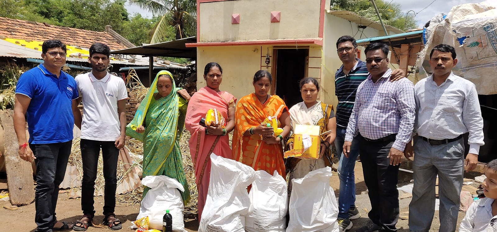 As part of Galaxy’s ‘Aapda Rahat’ CSR (Corporate Social Responsibility) programme, employees of Galaxy has extended flood-relief aid to 1,000 families in the districts of Sangli by distributing relief material like Food Items (rice, dal, oil, chana, wheat flour, salt, tea & sugar amongst others) as well as Household & Hygiene items (chaddar, satranji, candles, match boxes, mosquito repellants, soaps and floor cleaners) to the villagers.