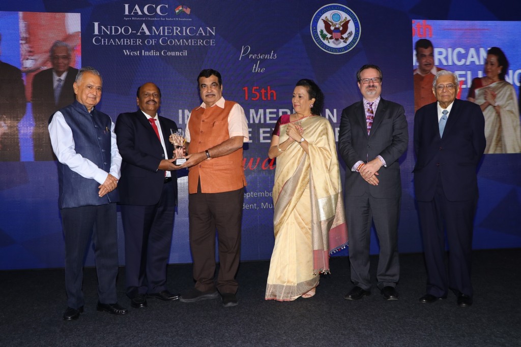 C V Subramanyam Chairman & MD, Cigniti Technologies receives award form Nitin Gadkari, Hon'ble Minister -Photo By Sachin Murdeshwar GPN