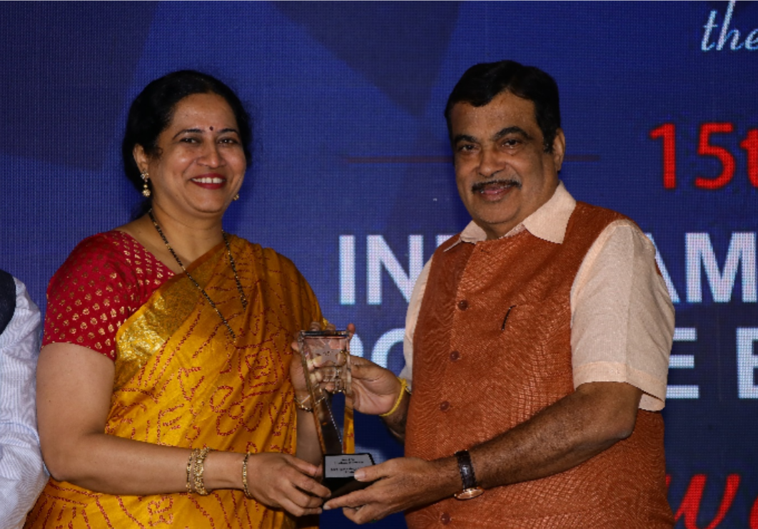 Ms Seema Ghanekar, Global Head, Industrial and Consumer Products at L&T Technology Services receives the Award on behalf of the company from Shri Nitin Gadkari-Photo By Sachin Murdeshwar GPN