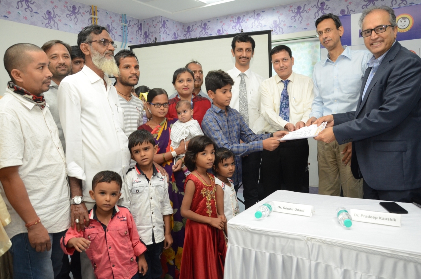  Dr. Devi Shetty, Chairman, Narayana Health, with child patients and their parents on the occasion of World Heart Day celebrated at SRCC Children’s Hospital managed by Narayana Health, Haji Ali, Mumbai - Photo By Sachin Murdeshwar GPN