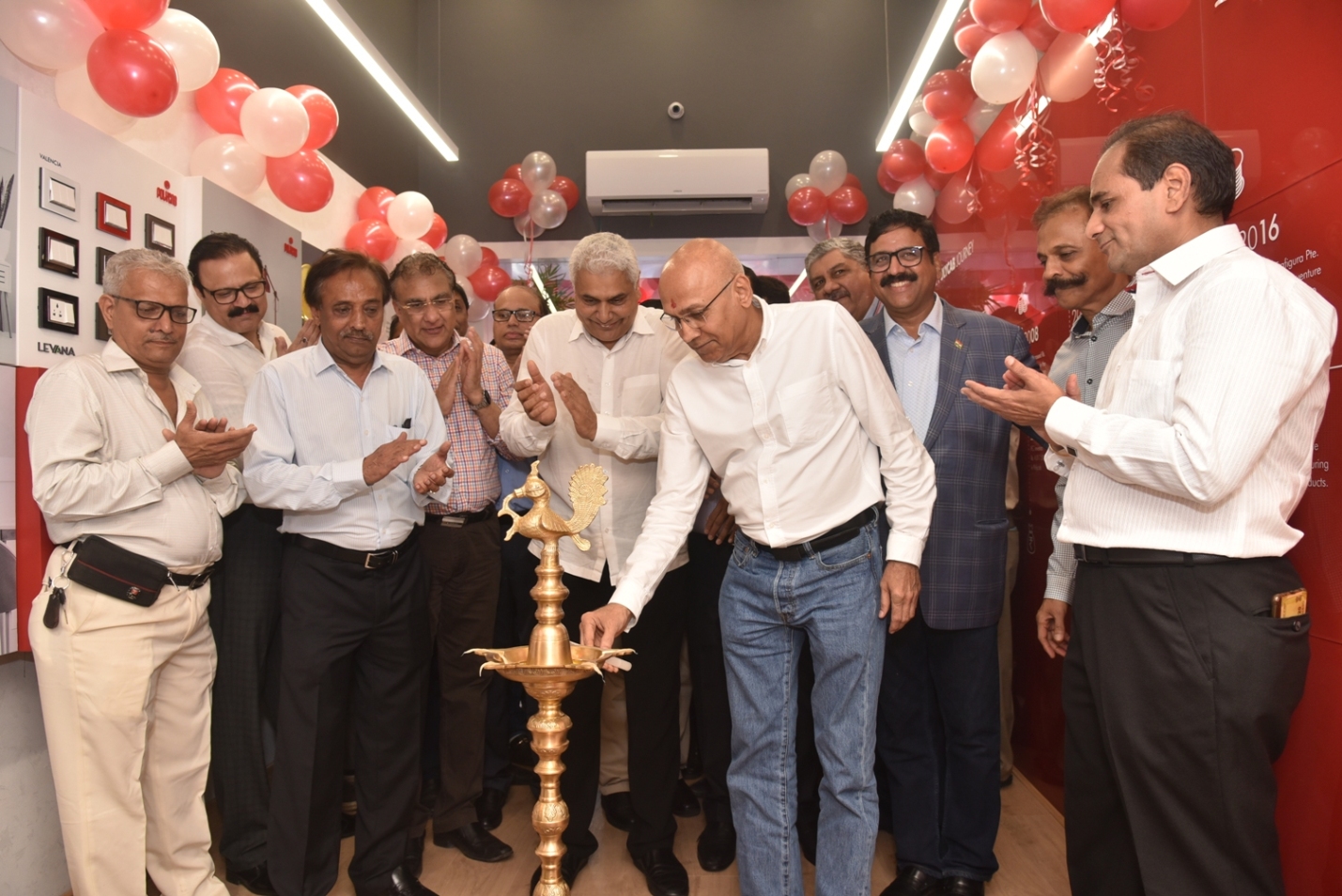 Mr. Inder T. Jaisinghani (CMD, Polycab India Ltd.) lights the lamp to mark an auspicious beginning during the inauguration of their first-ever Polycab Experience Centre in the country at the iconic Lohar Chawl market in Mumbai.- Photo By Sachin Murdeshwar GPN