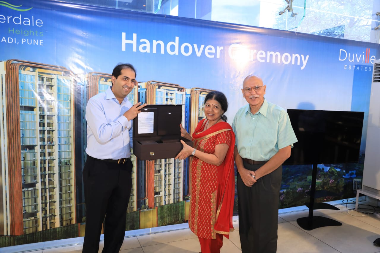 Mr. Tushad Dubash, Director, Duville Estates handing over the keys to the homebuyers -Photo By Sachin Murdeshwar GPN