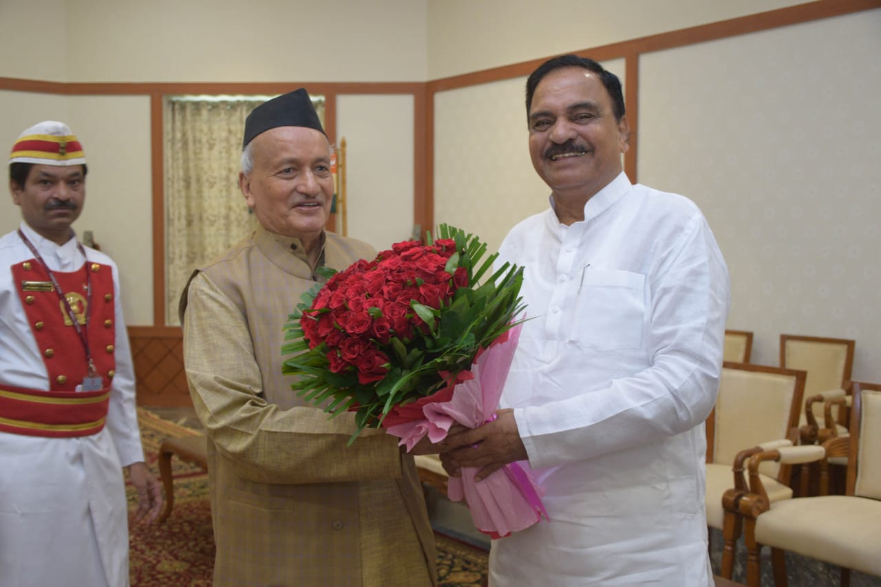 State Transport Minister Diwakar Raote called on Maharashtra Governor Bhagat Singh Koshyari at Raj Bhavan, Mumbai on Monday (28th). Raote extended his Diwali greetings to the Governor. -By Sachin Murdeshwar GPN