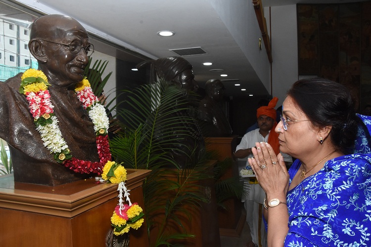 In Pic Mrs. H K Joshi, Chairman & Managing Director, SCI paying tribute to Mahatma Gandhi to commemorate 59th Foundation Day on 02nd October, 2019 and 150 Birthday Anniversary of Mahatma Gandhi - Photo By Sachin Murdeshwar GPN