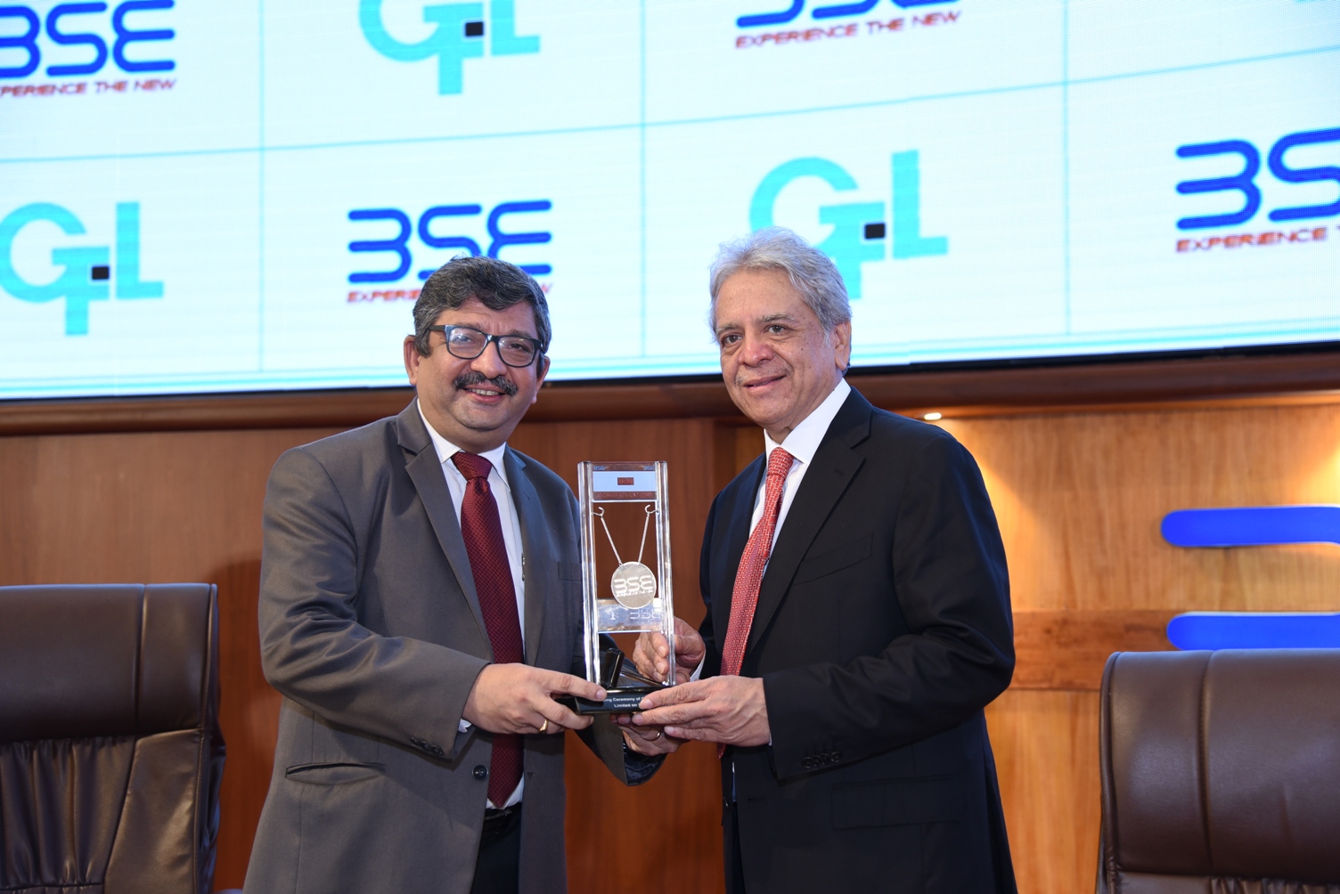 Mr. Kersi Tavadia (CIO, BSE) presenting the memento to Mr. Vivek Jain (MD, Gujarat Fluorochemicals Limited) at the listing ceremony of Gujarat Fluorochemicals Ltd held today in Mumbai at BSE.