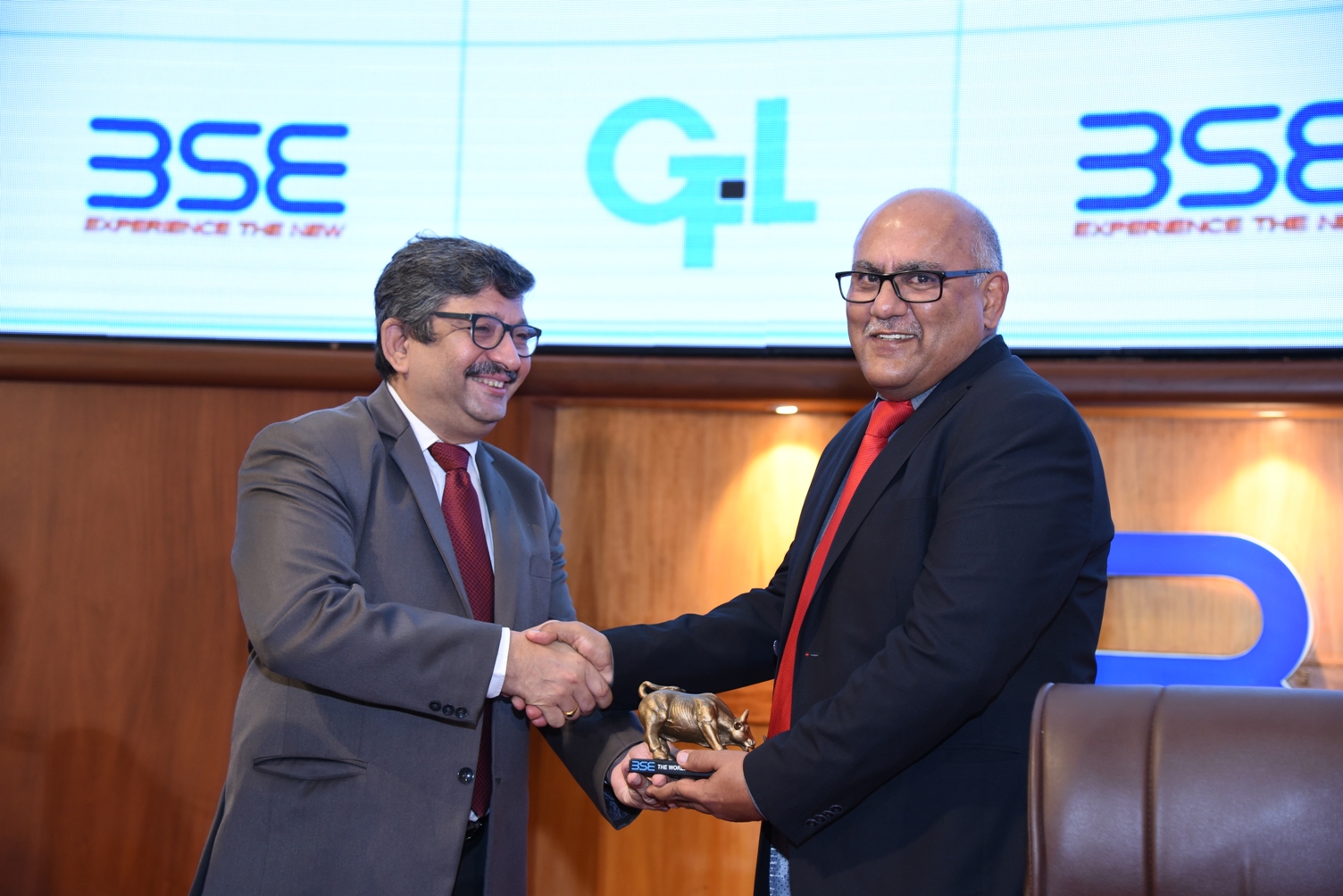 Mr. Kersi Tavadia (CIO, BSE) presenting the memento to Mr. Deepak Asher (Director & Group Head – Corporate Finance, Inox Group of Companies) at the listing ceremony of Gujarat Fluorochemicals Ltd held today in Mumbai at BSE.
