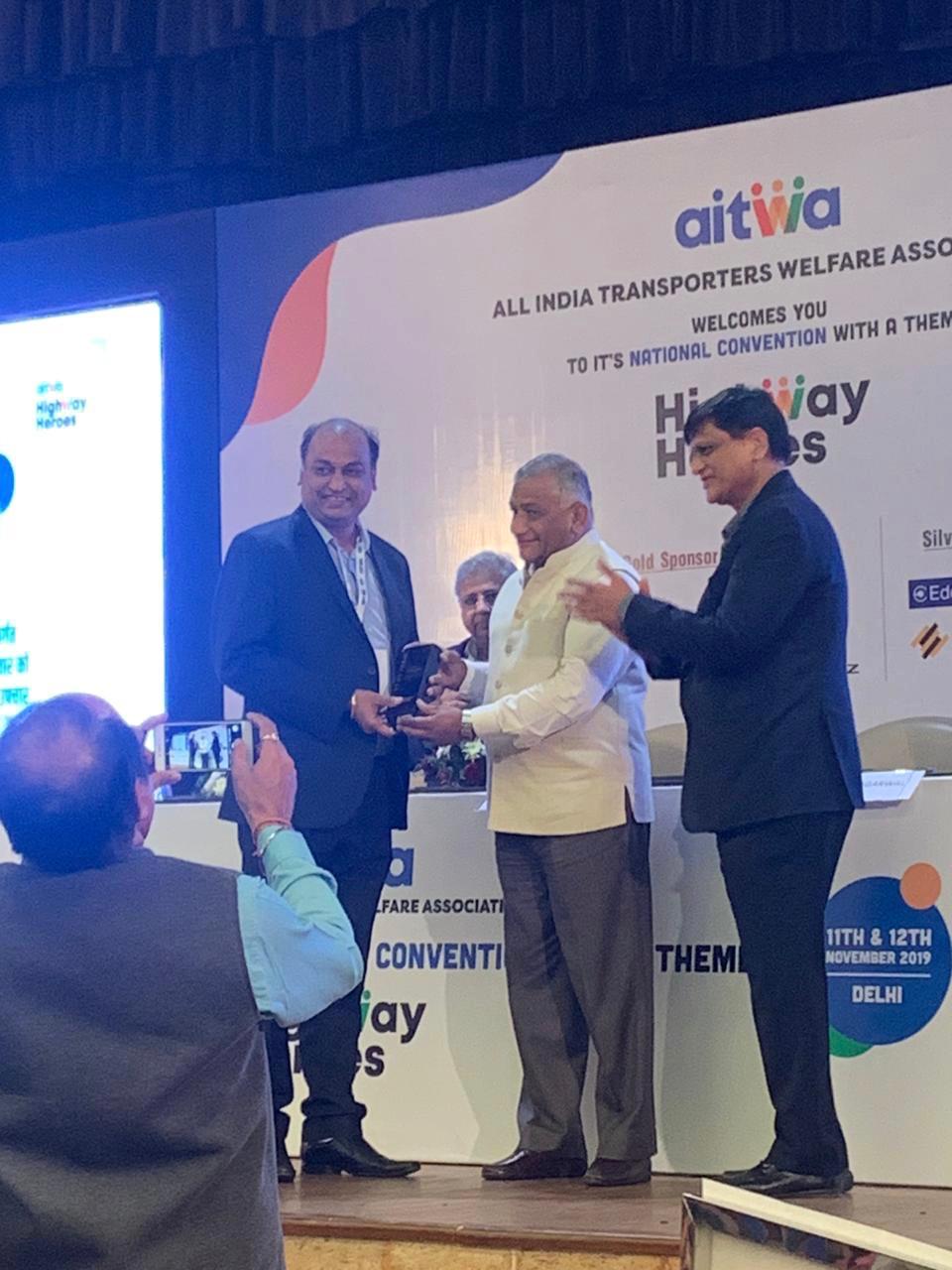 Mr. Anjani Kumar Agarwal, CEO, DRS Group receiving Pride of India award from General V K Singh (retired), Minister of State for Road Transport and Highways in New Delhi