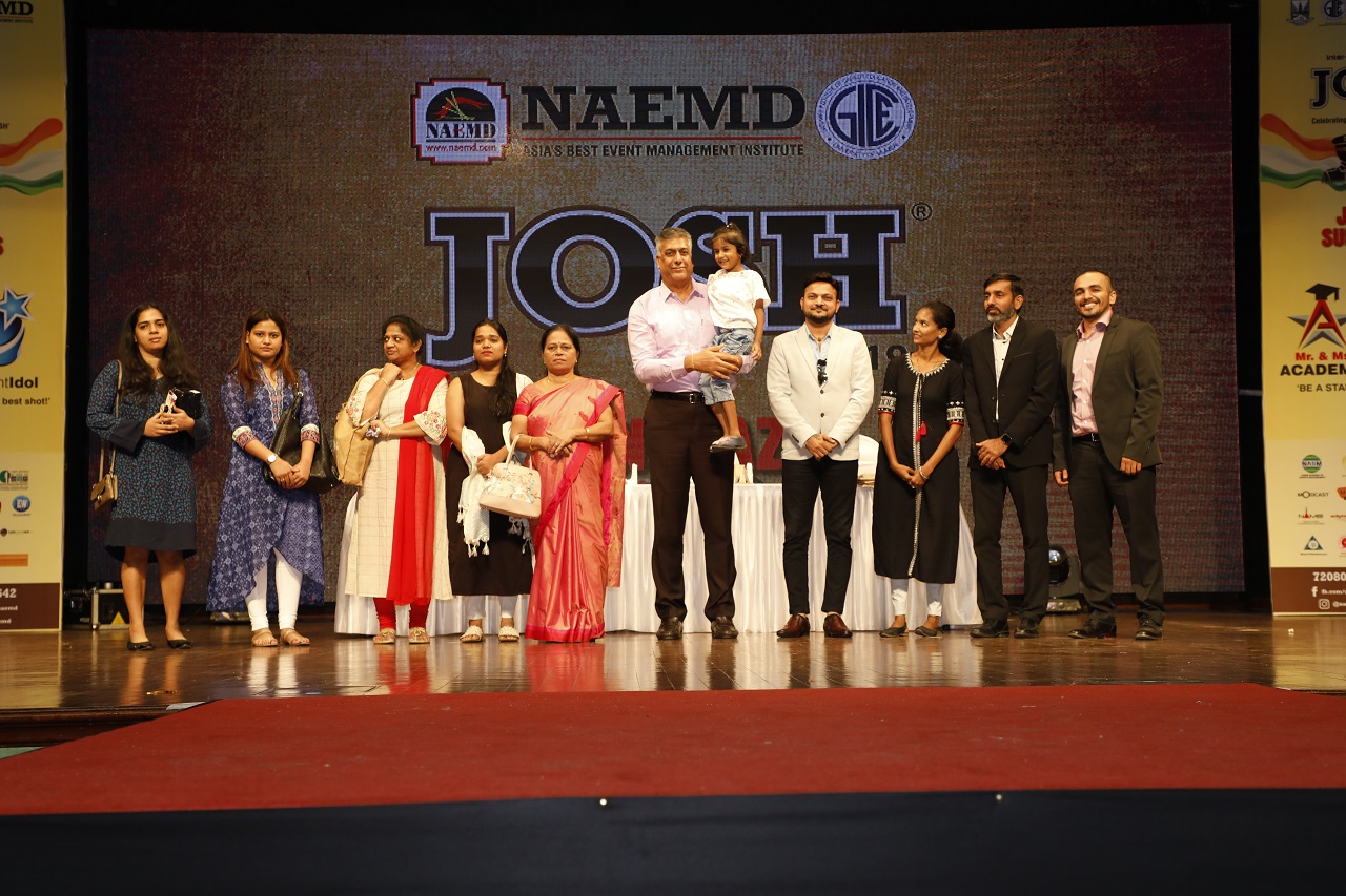 Shri Harish Baijal, Deputy Commissioner, Mumbai Police with familes of policemen who died on duty at JOSH 2019, NAEMD's intercoolegiate festival -By Sachin Murdeshwar GPN